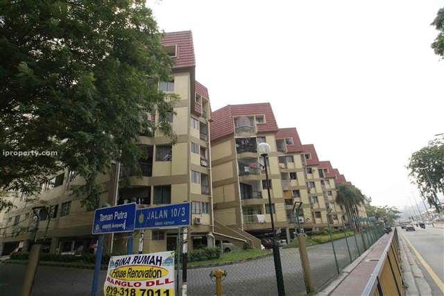 Puteri Court