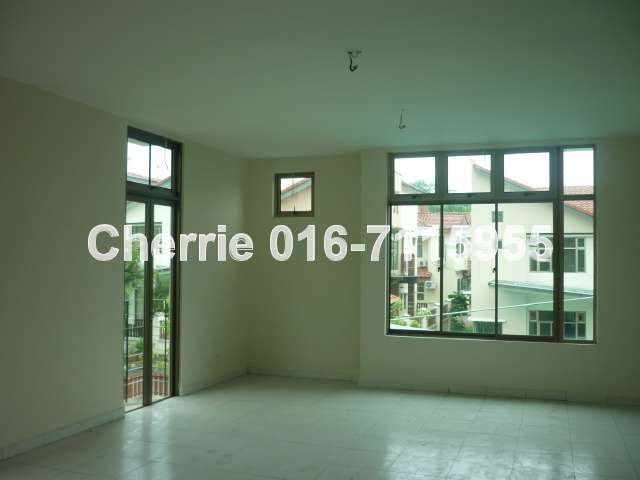 A very spacious Master Bedroom
