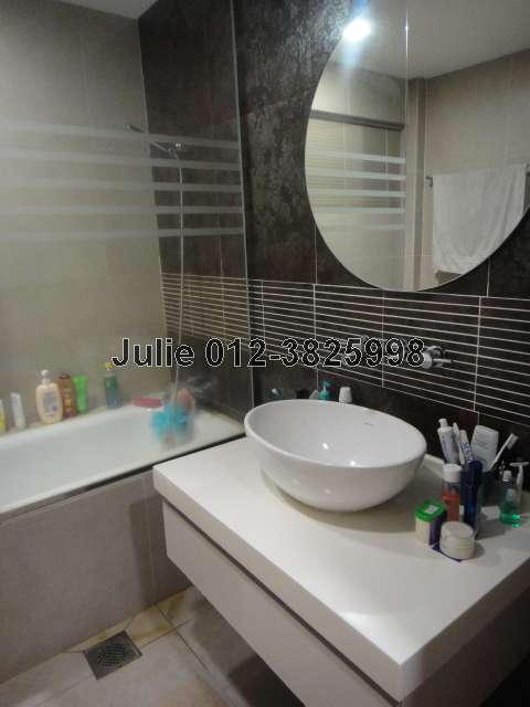 Master bathroom with jacuzzi