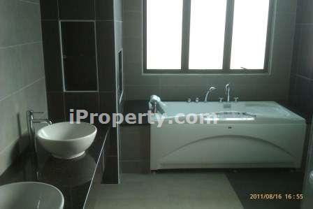 Jaccuzi in master room.