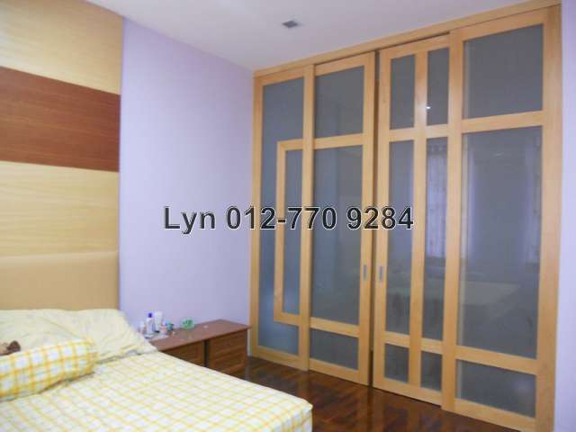 Master Bed wth Walk-in Wardrobe