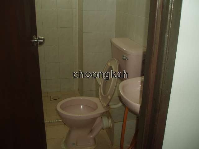 Guest toilet with heater