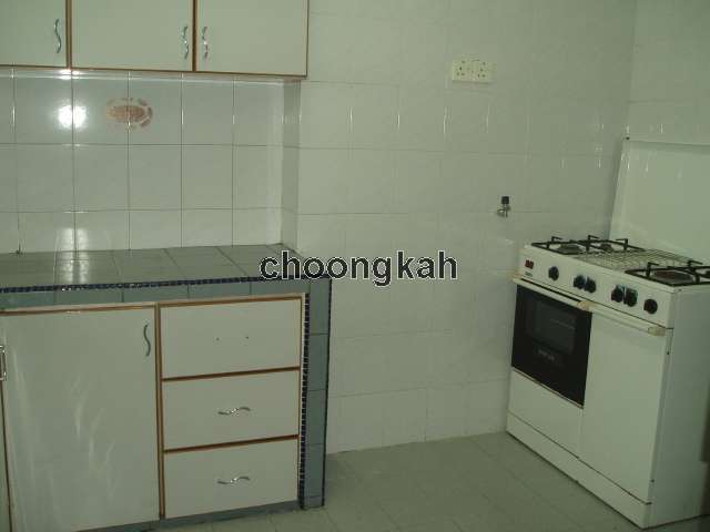 Kitchen plus Zanussi stove and oven