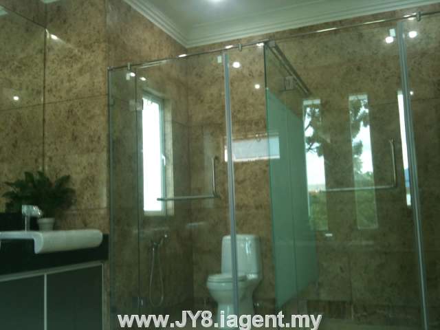 LARGE BATHROOM !