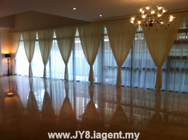 LARGE Dining Room ! or a Large Ballroom