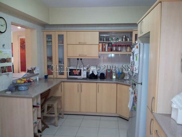 Built-in kitchen cabinets
