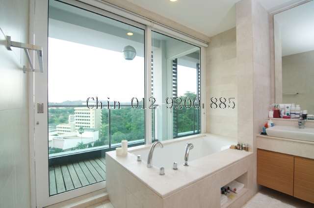 Jacuzzi overlooking the landmark TM Tower
