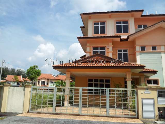 Generous Facade - Very high ceiling