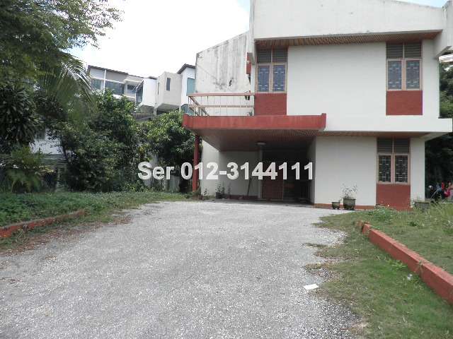 Front view. Spacious