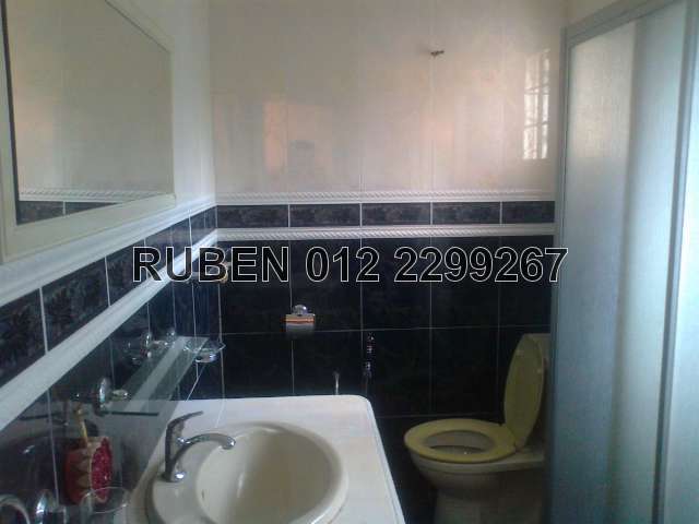 Attached Bathroom (masterbedroom)