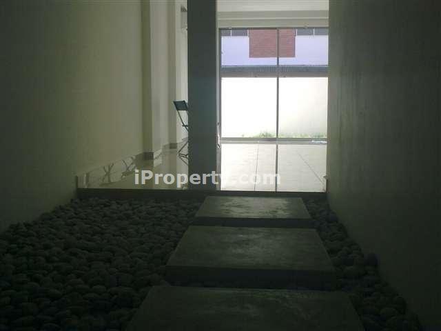 Walkway to living hall