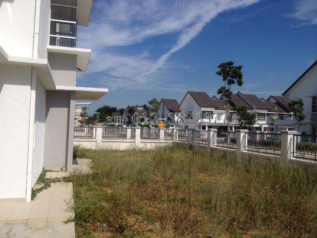 The side view of the end lot's extra land