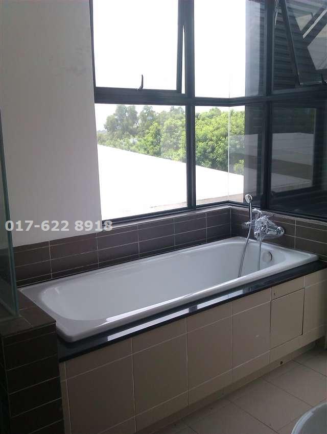 Bathtub @ Master Bedroom