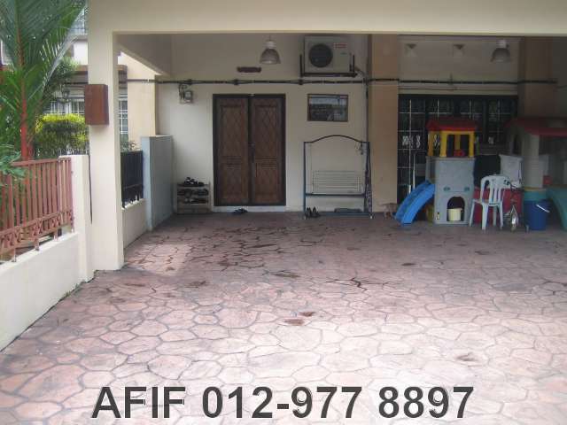 SPACIOUS CAR PORCH