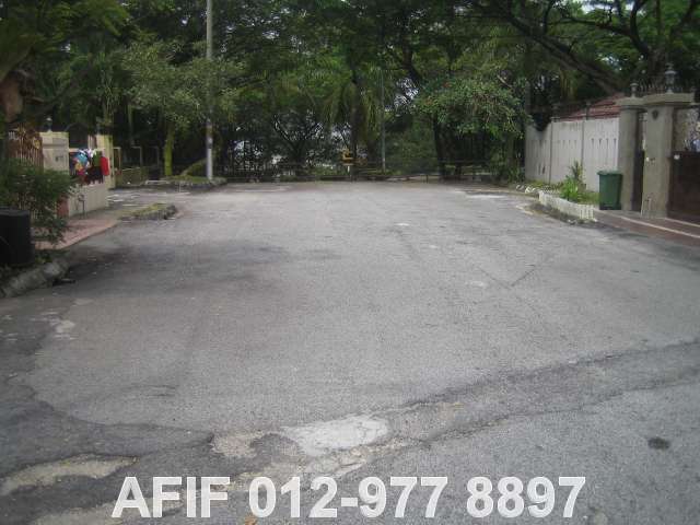 END ROAD WITH VERY LOW TRAFFIC (SAFE FOR KIDS)