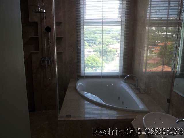 jacuzzi in mater bedroom bath