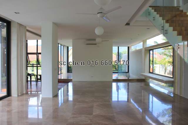 spacious living / dining