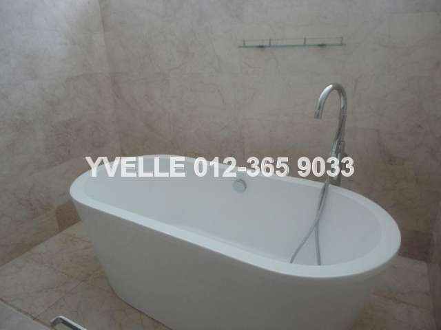 Bath Tub in Master Bathroom