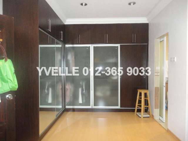Built-in Wardrobe in Master Bedroom