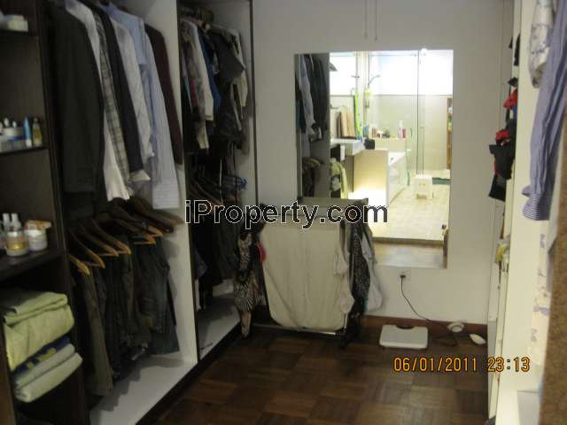 Master Walk in Wardrobe