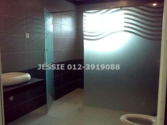 Master room bathroom