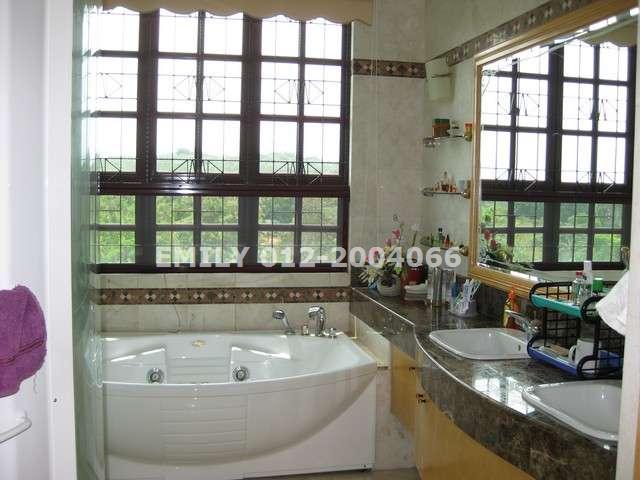 Master bathroom with Jacuzzi