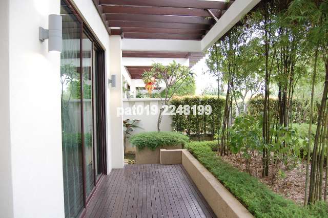 front entrace garden view