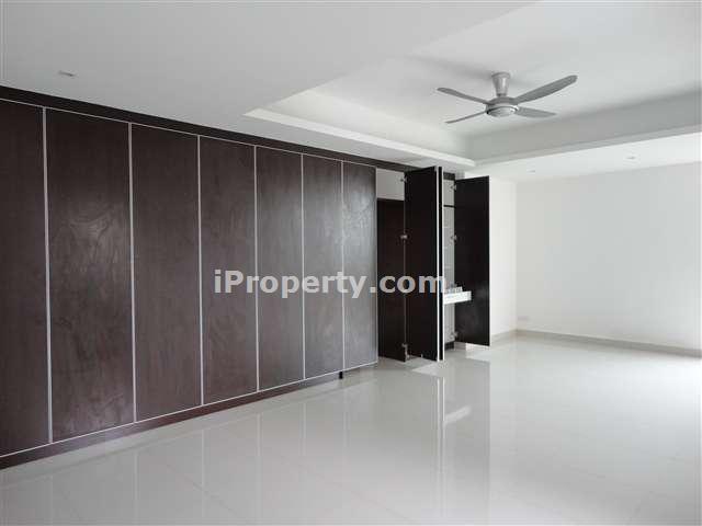 built in wardrobe at masterbedroom