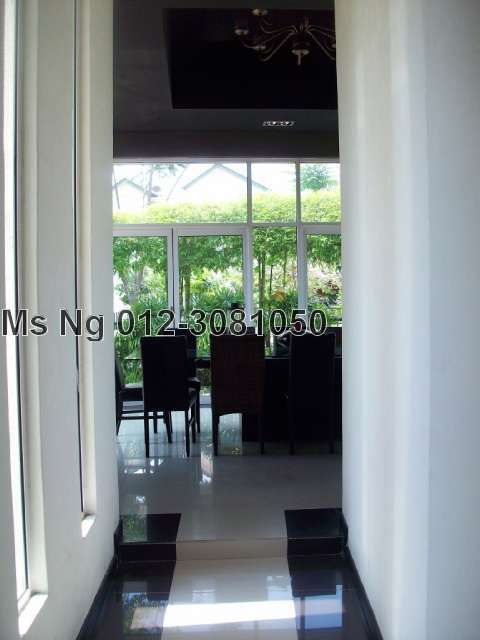walk way to dining