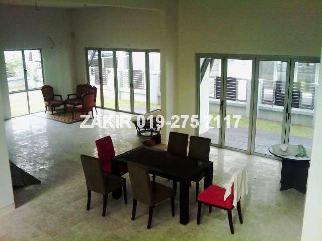 Spacious living and adjoining dining area