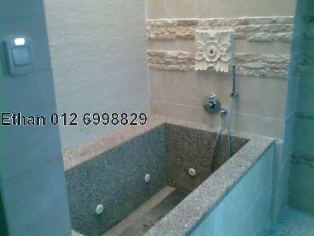 Jacuzzi bathtub at Master Bathroom