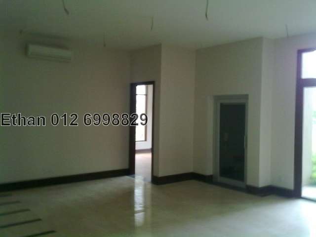 private lift to each flr