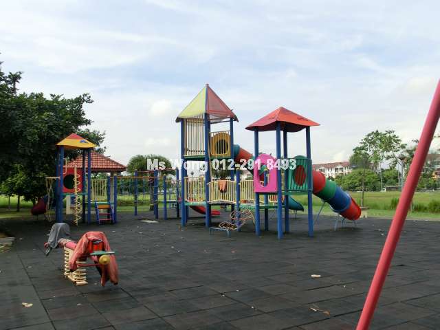 very nearby playground (50m 0nly)