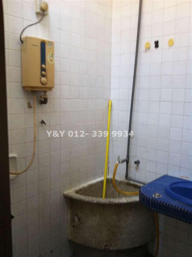 BATHROOM 1