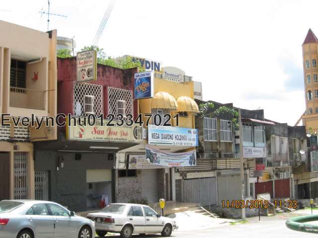 Side view of the shoplot
