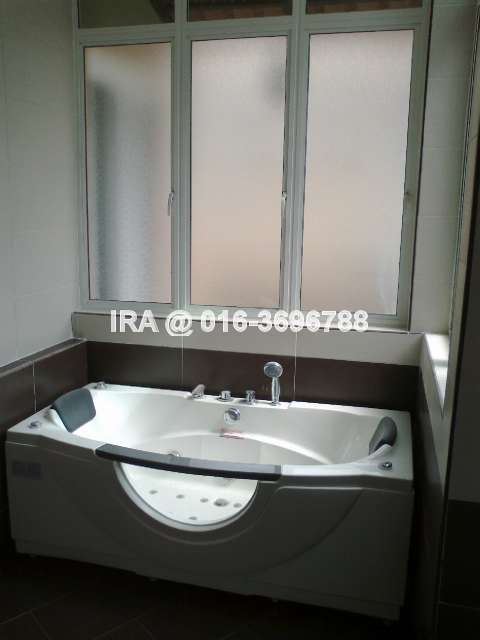 JACUZZI IN ENSUITE