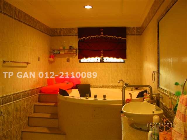 Master Room with attached bathroom/ jacuzzi