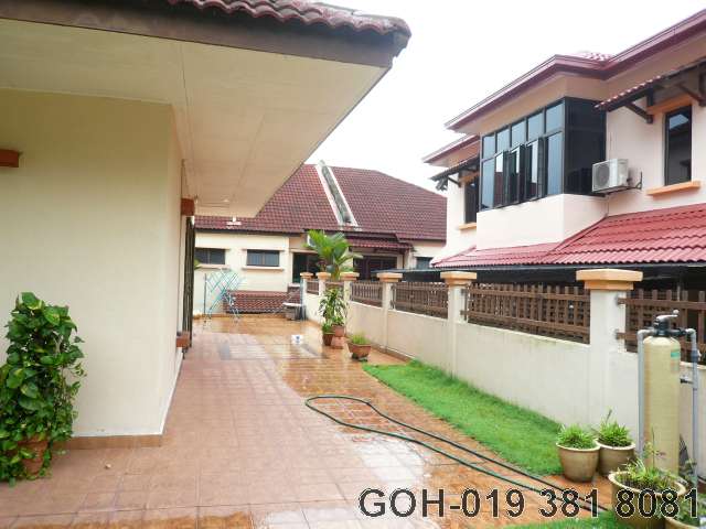 SIDE GARDEN