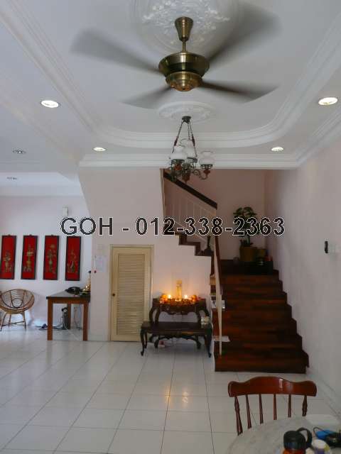 LIVING LEADING TO 1ST FLOOR