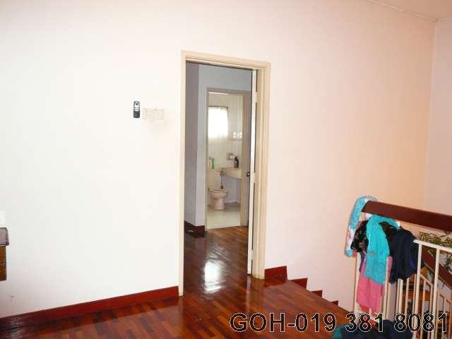 1ST FLOOR LANDING