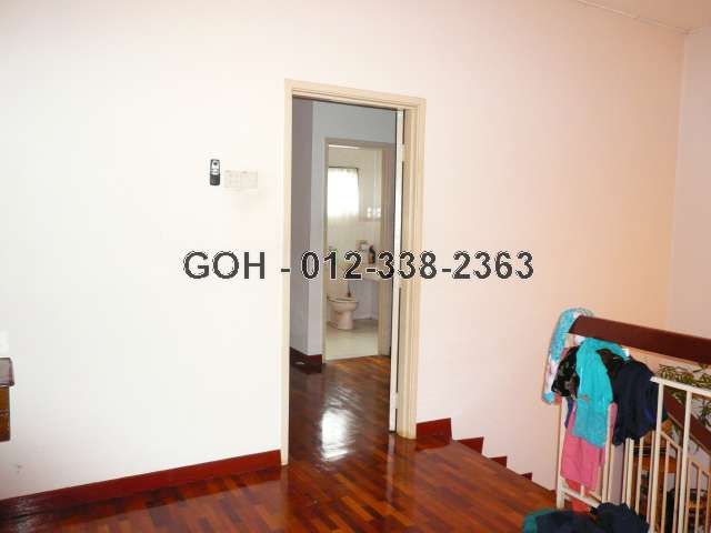 1ST FLOOR LANDING