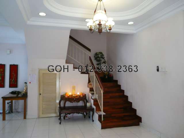LIVING LEADING TO 1ST FLOOR