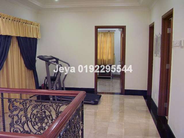 Spacious 1st Floor Living Hall