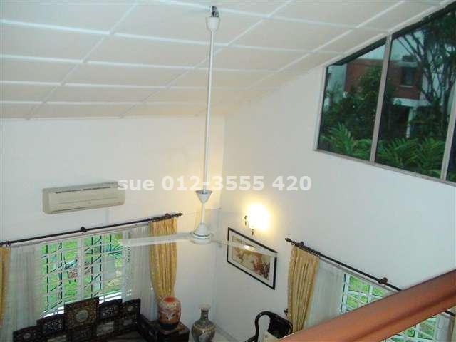 Double volume living room with natural lighting