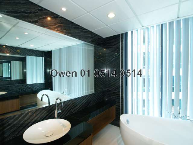 Master Bedroom's Bathroom