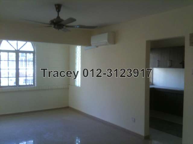 Living Area / entrance to kitchen