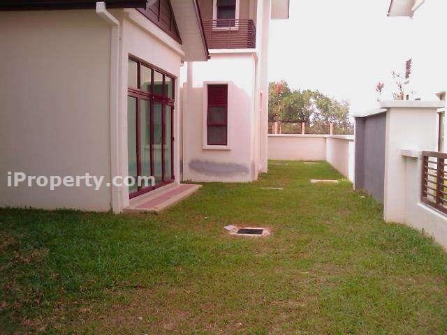 Side land near dining area