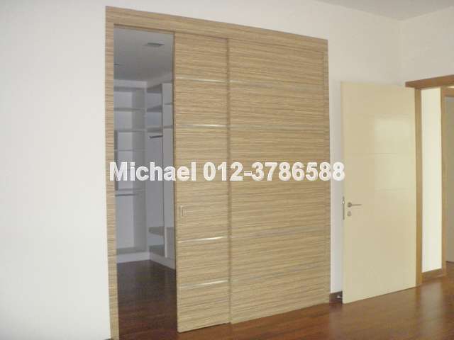 Sliding door to walk-in-warbdrobe / bathroom