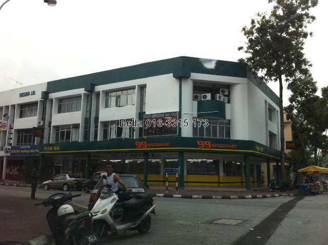 Supermarket at business centre