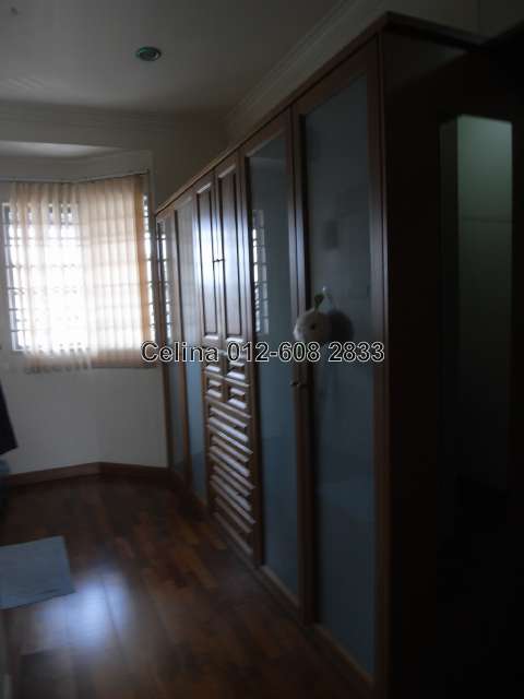 Walk-in wardrobe in the masteroom